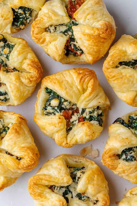 These crispy Spinach Puffs are the perfect appetizer. Filled with spinach, ricotta, feta and sun dried tomatoes for a flavor bomb in each bite! Appetizers For Wine, Crispy Spinach, Pastries Savory, Housewife Tips, Spinach Puffs, Appetizer Boards, Spinach Puff, How To Make Spinach, Quick And Easy Food