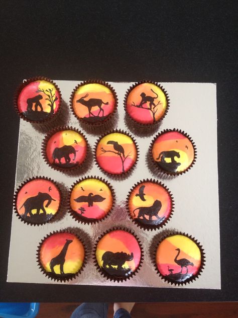 My African silhouette cupcakes complete! King Cupcakes, King Cookies, Lion King Cupcakes, African Silhouette, African Cake, Lion King Birthday Party Ideas, Lion Guard Birthday, Jungle Theme Cakes, Theme Cupcakes