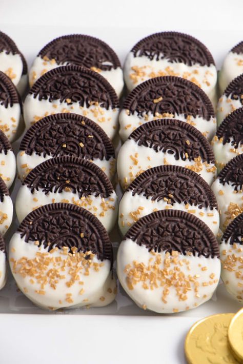 Peanut Butter Oreo, Decorações Com Comidas, Impressive Desserts, Dipped Oreos, New Year's Food, Party Dips, Oreo Dessert, Glitter Dipped, Oreo Cookies