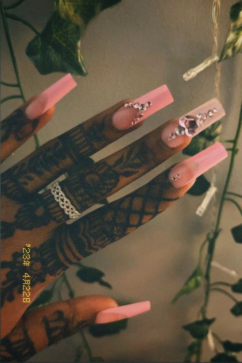 Henna On Black Women, Henna Designs On Black Women, Henna Designs Black Women, Henna Tattoo Designs Black Women, Henna Hand Tattoos Black Women, Pink Henna, Cute Henna Designs, Cute Henna Tattoos, Henna Style Tattoos