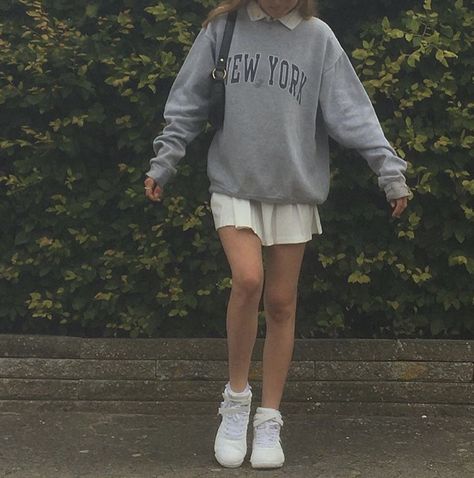 Outfits With Jordan 1s Fashion Styles, Trendy Outfits 2020, Vintage Summer Outfits, Tennis Skirt Outfit, Big Shirt, Brunch Outfit, Indie Outfits, Retro Stil, Looks Vintage