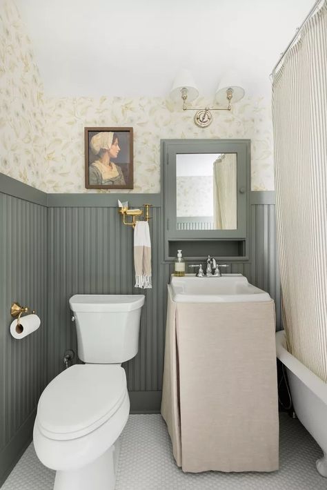 30 Popular Bathroom Paint Color Ideas for a Perfect Finish Color Drenching Bathroom, Benjamin Moore Bathroom Colors, English Cottage Bathroom, Bathroom Paint Color Ideas, Bathroom Paint Color, Vintage Paint Colors, Benjamin Moore Bathroom, Colonial Colors, Bathroom Wall Colors