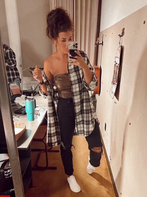 Concert outfit Post Malone Outfits Ideas, Post Malone Concert Outfit Ideas Summer, Concert Fall Outfit, Concert Outfit Post Malone, Post Malone Concert Outfit Women, What To Wear To Post Malone Concert, Lil Wayne Concert Outfit, Post Malone Concert Outfit, Lil Wayne Concert