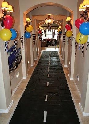 This is an awesome idea for a birthday party.  Cars party or Hot Wheels party - use a black plastic table cloth and add white lines to make a highway - car theme برق بنزين, Auto Party, Hotwheels Birthday Party, Hot Wheels Party, Hot Wheels Birthday, Monster Truck Party, Truck Birthday, Cars Party, Race Car Party