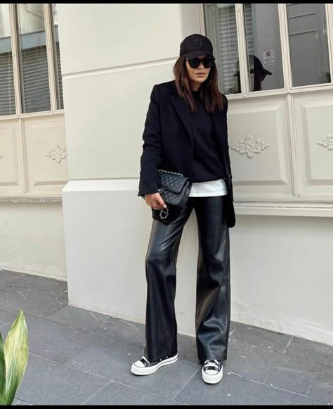 Black Leather Pants Outfit, Lederhosen Outfit, Leather Pants Outfit, Casual Chic Outfits, Black Leather Pants, Street Style Winter, Casual Chic Outfit, Street Style Chic, Mode Inspo