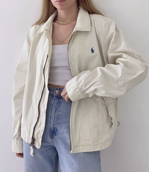 Polo Sport Outfits For Women, Windbreaker Jacket Aesthetic, Beige Windbreaker Outfit, Polo Jacket Outfits Women, Polo Outfits For Women Aesthetic, Cute Jackets Aesthetic, Windbreaker Outfit 90s Aesthetic, Wind Breaker Outfit Aesthetic, White Jacket Outfit Aesthetic