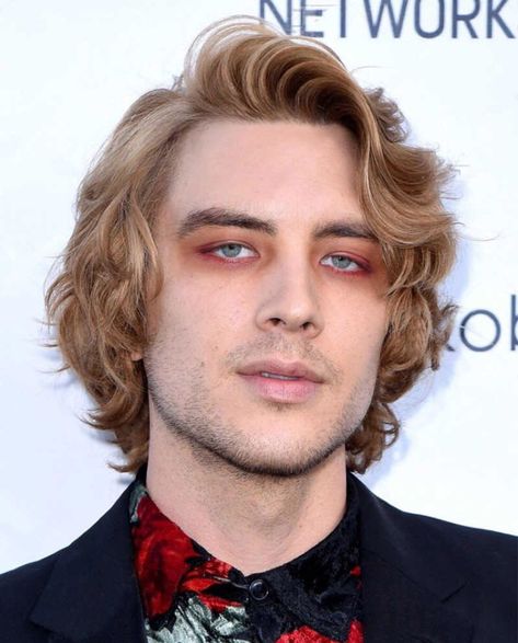 Warlock Makeup, Androgynous Makeup, Michael Langdon, Adam Warlock, Red Eyeliner, Cody Fern, Vampire Makeup, Story Love, Red Eyeshadow