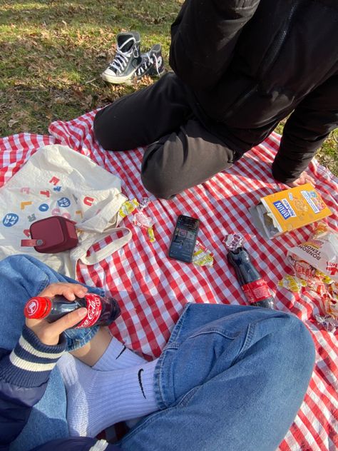 Bff Picnic, Picnic Aesthetic Friends, Smell Like Summer, Aesthetic Picnic, Friendship Goals, Cute Friends, Best Friends, Summer Fashion, Photography