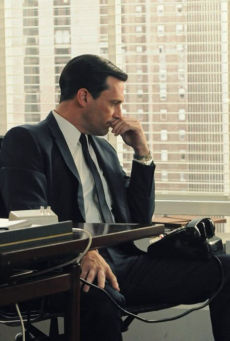 "People tell you who they are, but we ignore it because we want them to be who we want them to be." Don Draper John Hamm, Mad Men Style, Malcolm Gladwell, A Man In A Suit, Mad Men Fashion, Man In A Suit, Don Draper, Jon Hamm, Mad Man