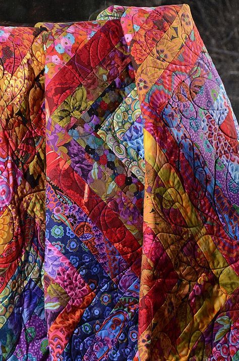 Simple but absolutely beautiful! Bohemian Style Quilts, Bohemian Quilt, Colorful Quilt, Kaffe Fassett Quilts, Quilt Modernen, Kaffe Fassett Fabric, Bed Quilt, Sampler Quilts, Pink Quilts