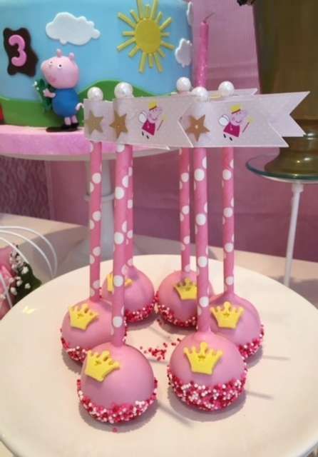 Peppa Pig Shabby Chic  | CatchMyParty.com Peppa Pig Treats Table, Peppa Pig Desserts, Peppa Pig Treats, Peppa Pig Cake Pops, Peppa Pig Birthday Party Food, Pig Cake Pops, Pig Birthday Decorations, Peppa Pig Birthday Party Ideas, Pig Birthday Party Ideas