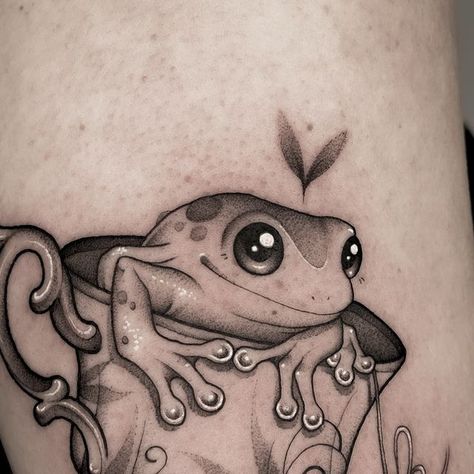 ‎Alyssa Jade ⭑ .ᐟ ᡣ𐭩‎ on Instagram: "Ok gurrrl what’s the teaaaa ☕️💁🏻‍♀️🐸 I LOVE FROGGIES I wanna do more plz!!! My bookings are open NOW!!! <3  #tattoo #tattooapprentice #tattoodesign #tattooinspo #tattooart #tattooartist #wollongongtattoo #sydneytattoo #australiatattoo #tattoogirl #wjxcartridges #emallacartridges #bishoprotary #hustlebutter #metrixneedles #frogtattoo   DONE WITH  @metrixtattoo  @wjxcartridge  @emalla_australia  @emalla.official  @hustlebutterdeluxe  @eztattooing  @bishoprotary" Frog On Branch Tattoo, Rollie Pollie Tattoo, Tiny Frog Tattoo, Rolly Polly Tattoo, Cute Frog Tattoo, Tree Frog Tattoos, Australia Tattoo, Cute Animal Tattoos, Frog Tattoo