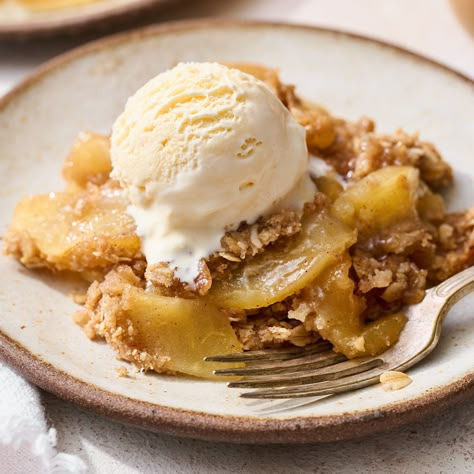 Easy Apple Crisp Recipe - Handle the Heat September Baking, Apple Crisp Recipe With Oats, Quick Apple Crisp, Lemon Zucchini Loaf, Apple Pear Crisp, Recipe With Oats, Apple Crisp Dessert, Best Apple Crisp Recipe, Zucchini Loaf