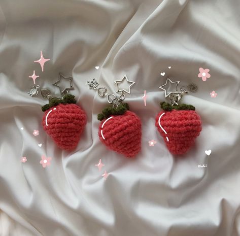 Star Keychain Crochet, Y2k Crochet Keychain, Crochet Star Charm, Crochet Strawberry Flower Keychain, Crochet Strawberry Openable Keychain, Strawberry Keychain, Cotton Crochet Patterns, Bracelet Craft Diy, Crochet Business