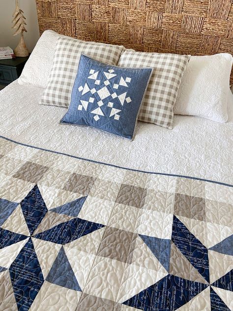 Free block pattern: Snazzy Snowflake – Carried Away Quilting Blue And Gray Quilts, Indigo Quilts, Quilt Neutral, Burlap Party, Blue Quilt Patterns, Snowflake Quilt, Farmhouse Quilts, Two Color Quilts, Straight Line Quilting