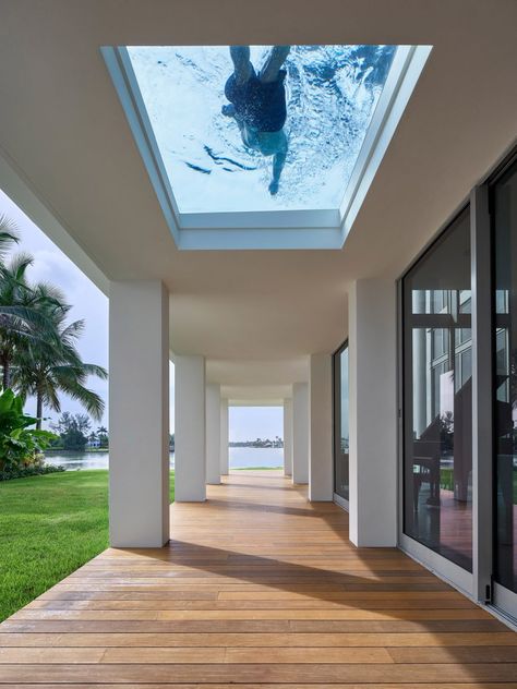 Bohlin Cywinski Jackson designs modernist white house in Miami Beach Glass Bottom Pool, Miami Beach House, Bohlin Cywinski Jackson, House In Miami, Amazing Pools, Garage Guest House, Luxury Swimming Pools, Glass Pool, Casa Country