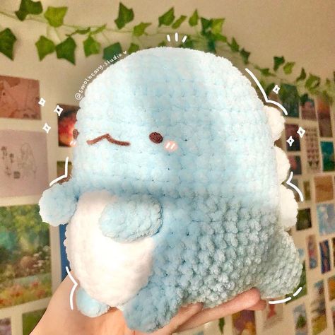 H🌷and Y🌻 on Instagram: “☁️Tokage!! ☁️ This is the lil dino (who pretends to be a lizard :P) from sumikko gurashi! I thought he was cute so I made a chonky plushie…” Easy Crochet Animals, Cute Patterns, Quick Crochet Patterns, Crochet Fun, Sumikko Gurashi, Kawaii Crochet, Crochet Design Pattern, Beginner Crochet Projects, Quick Crochet