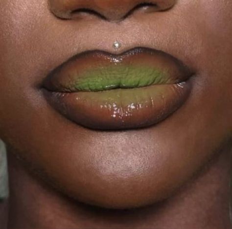 Shego Lips, Green Mermaid Makeup, Green Witch Makeup Halloween, Green Lipstick Looks, Simple Grinch Makeup, Buttercup Makeup, Elphaba Aesthetic, Green Lip Gloss, Green Makeup Looks