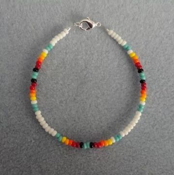 pulseras de mostacillas faciles de hacer muy sencilla Sea Beads, Small Bead Bracelet, African Bracelets, Making Bracelets With Beads, Beaded Jewelry Necklaces, Turquoise Bead Bracelet, Beaded Necklace Diy, Beads Bracelet Design, Handmade Beaded Jewelry