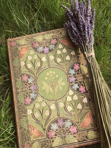 Fairy Core Aesthetic, Witchy Cottagecore, Witch Core, Fairy Aesthetic, Vintage Book Covers, Cottage Core Aesthetic, Arte Inspo, Witch Aesthetic, Cottagecore Aesthetic