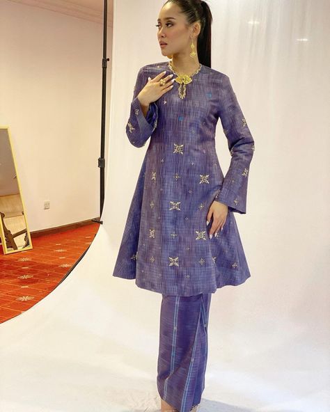 Baju Kurung Moden Tenun Pahang Malaysia Traditional Clothes, Miss Universe Malaysia, Kurung Pahang, Cultural Fashion, Baju Kurung Moden, Kurung Moden, Traditional Clothes, Miss Universe, Traditional Outfits