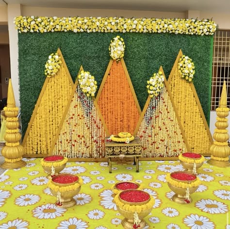 Half Saree Function Stage Decoration, Haldi Backdrop Stage Decorations, Haldi Ceremony Decorations Indoor, Haldi Theme Decoration, Half Saree Function Decoration Ideas, Simple Haldi Decoration, Mangala Snanam Decoration, Panchalu Function, Decoration Ideas Haldi