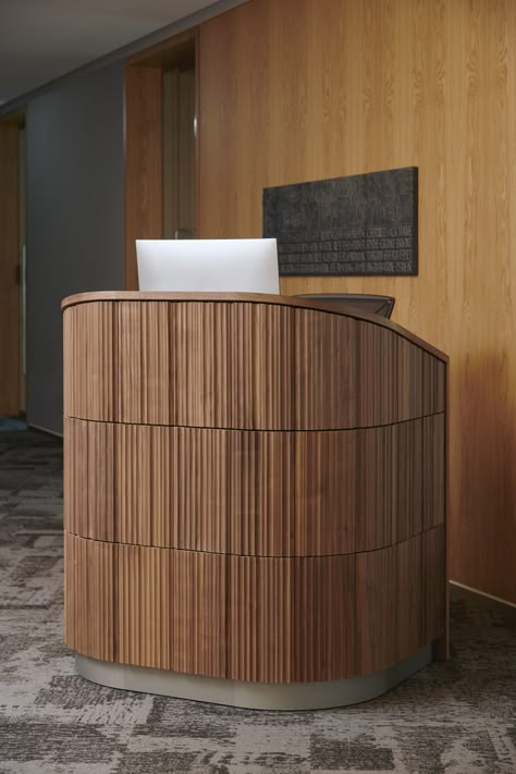 Wood Reception Desk Design, Small Hotel Reception Design, Service Counter Design, Boutique Reception Desk, Restaurant Reception Desk, Small Reception Counter, Standing Reception Desk, Boutique Reception, Hostess Desk