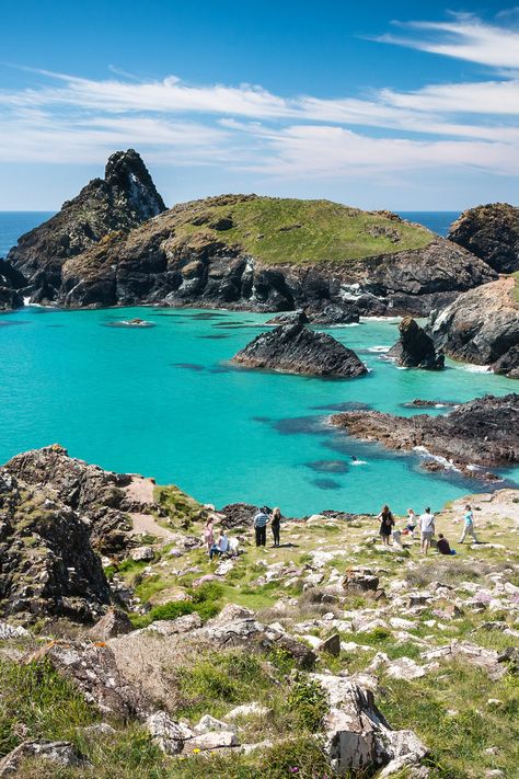 Kynance Cove is the prettiest and most photographed beach in Cornwall! Click through to post for more info. Kynance Cove, Things To Do In Cornwall, Beach Cornwall, Cornish Beaches, Cornwall Beaches, Uk Beaches, Cornish Coast, Into The West, Devon And Cornwall