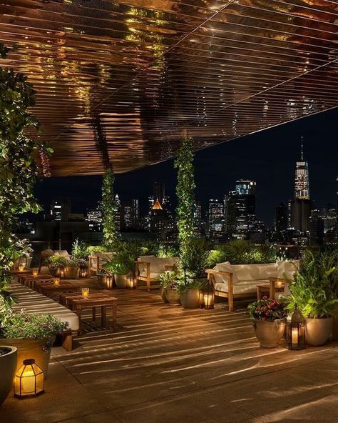 New York has a roster of rooftop bars that is second to none. Tap the link in bio for the sky-high drinking spots with the best views of the capital and the tastiest drinks in town. Sky Lounge Design Rooftop Bar, New York Rooftop Bar, Rooftop Bar Design, Roof Top Cafe, Hotel Rooftop Bar, New York Rooftop, Rooftop Restaurant Design, Terrace Hotel, San Myshuno