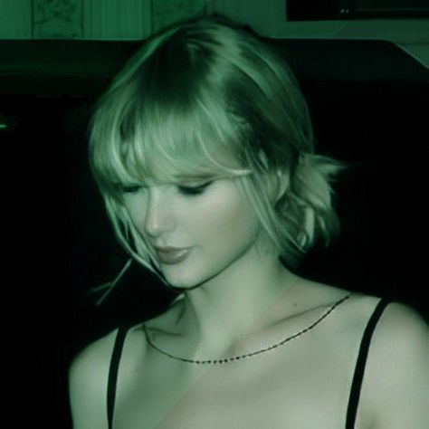 Taylor swift green icon Taylor Swift Black And White, Taylor Swift Green, Taylor Swift Pfp, Taylor Swift Black, Taylor Swfit, Estilo Taylor Swift, Taylor Swift Funny, Harry Styles Wallpaper, Taylor Swift Wallpaper