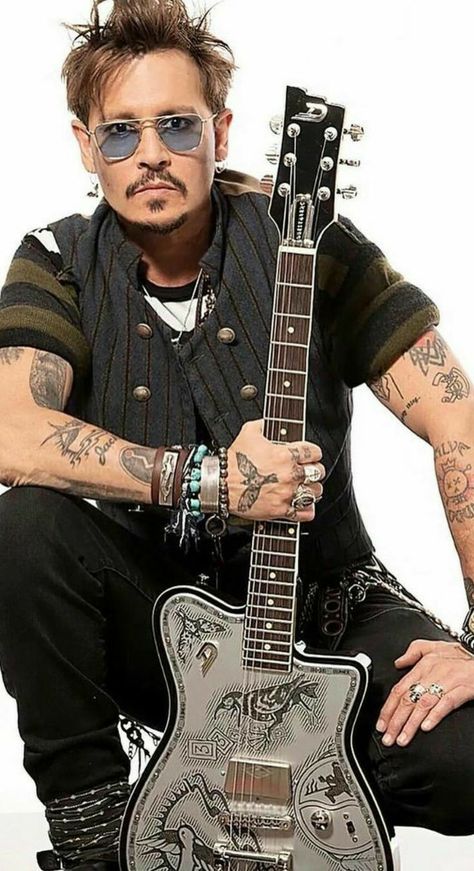 Johnny Depp Music, Singer Photoshoot, Johnny Depp Tattoos, Guitarist Photography, Guitar Portrait, Punk Photoshoot, Johnny Depp Wallpaper, John Depp, جوني ديب