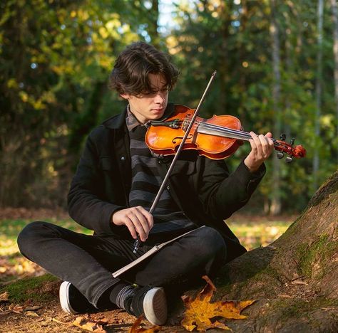 Violinist Drawing Reference, Holding A Violin Pose, Holding Violin Pose Reference, Violinist Pose Reference, Man Playing Violin Pose Reference, Person Holding Violin Reference, Poses With Violin, Playing Violin Pose Reference Drawing, Senior Photos With Violin