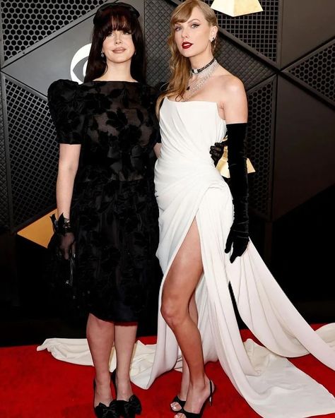 Lana Del Rey has arrived to the 66th annual GRAMMY Awards Red Carpet 🎀 Lana Del Rey Red Carpet, Lana Del Rey Red, Costume Duo, Taylor Swift Red Carpet, Rey Costume, Taylor Swift Costume, Grammy Awards Red Carpet, Latin Grammys, Minimal Bags