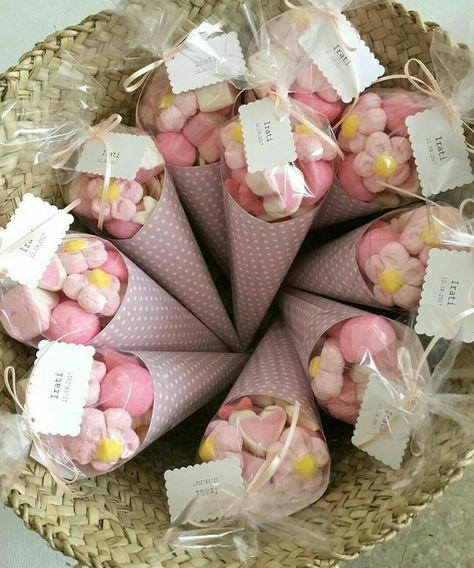 Marshmallow Gift Ideas, Ideas Para Amor Y Amistad, Ideas Amor Y Amistad, Homemade Party Favors, Sweet Cones, Candy Party Favors, Homemade Candy, בר מצווה, Baby Shower Cake Topper