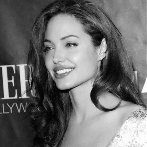 Angelina Jolie 90s, Femme Fatale Aesthetic, Angelina Jolie Photos, Aesthetic 2024, Arab Culture, Fashion 90s, Dark Feminine Aesthetic, Dark Feminine, Jolie Photo