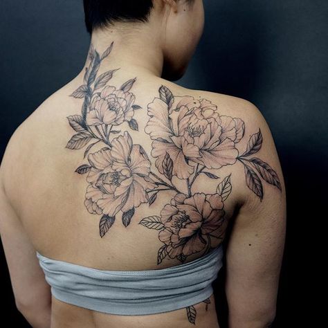 Back flowers In progress by @wolfgangtattoo    snapchat: sangbleu sbldnttt.tumblr.com facebook.com/sbldnttt Back Tattoo Women Spine, Magnolia Tattoo, Tattoos Infinity, Girl Back Tattoos, Branch Tattoo, London Tattoo, Tattoos Skull, Shoulder Tattoos For Women, Floral Branch