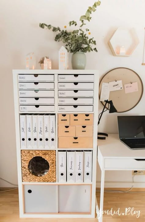 IKEA Hack Kallax meuble de rangement multi-fonctions - Marie Claire Kallax Filing Cabinet Hack, Ikea Kallax Office Ideas, Kallax Organization Ideas, Ikea Kallax Desk Hack, Kallax Office, Ikea Kallax Desk, Kallax Inspiration, Ikea Kallax Ideas, Kallax Desk