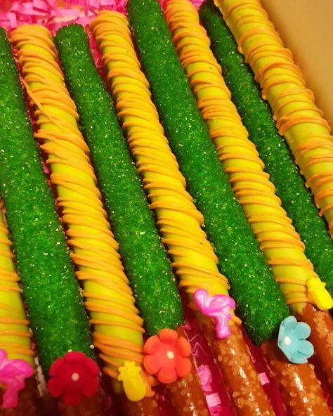 Luau Party Treats, Luau Party Dessert Table, Luau Treats Ideas, Hawaiian Theme Treats, Luau Rice Krispie Treats, Tropical Treats For Party, Hawaiian Treats Luau Party, Luau Treats, Luau Dessert Table Sweets