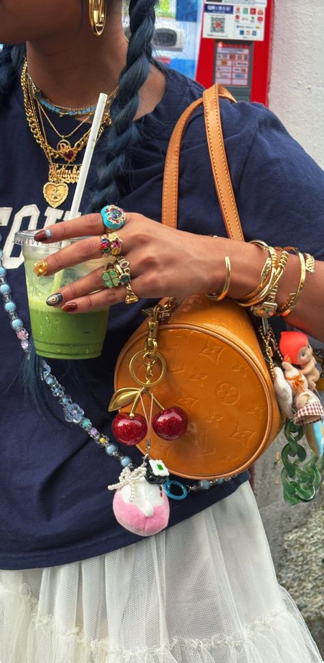 Chica Chola, Latina Outfits, Geek Jewelry, Looks Party, Mia 3, Dope Jewelry, Jewelry Lookbook, Stacked Jewelry, Mode Inspo