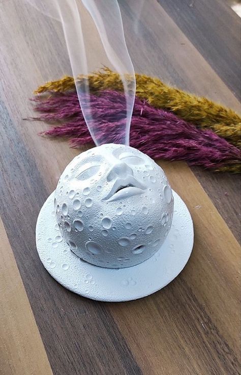 Sun And Moon Incense Holder, Moon Face, Décor Boho, Ceramics Pottery Art, Ceramics Projects, Incense Holders, Clay Art Projects, The Full Moon, Arte Inspo