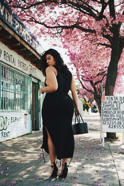 Karla Deras, Nadia Aboulhosn, Plus Size Posing, Street Girl, Plus Size Fashion Tips, Walking Down The Street, Curvy Women Outfits, Curvy Model, Black Women Fashion