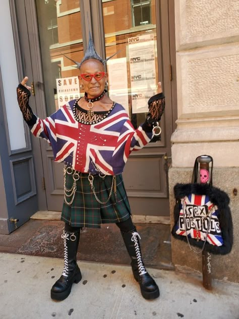 British Invasion Aesthetic, Alternative Masc Outfits, British Punk Fashion, Anti Fashion Aesthetic, Modern Punk Fashion, Tartan Punk, Hairstyle References, Neo Punk, Afro Styles