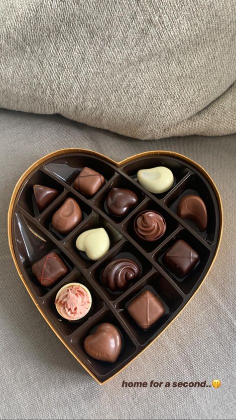 Expensive Chocolate, Chocolate Aesthetic, Bistro Food, Chocolate Crunch, Food Therapy, Aesthetic Lifestyle, Think Food, Lunch Box Recipes, Food Snapchat