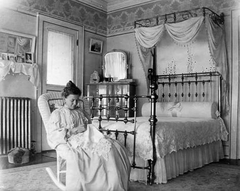 Keep Your Home Cool In The Summer Heat – Edwardian Decor Ideas Museum Statues, Victorian Bedrooms, Victorian Rooms, Antique Iron Beds, Victorian House Interiors, Bedroom Victorian, Victorian Life, Victorian Bedroom, Victorian Interior