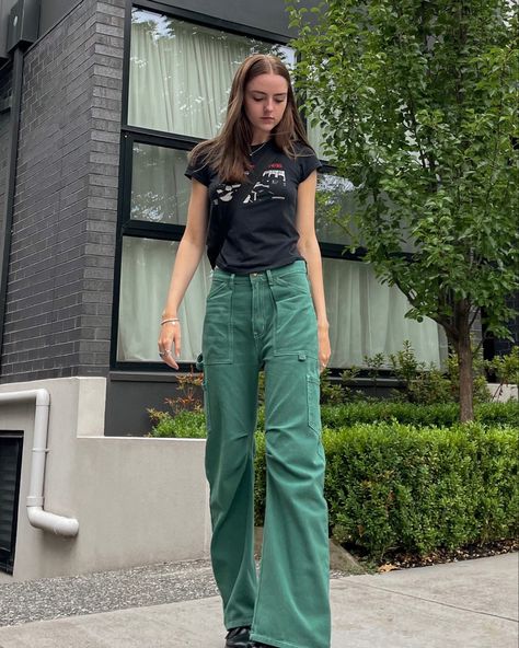 Simple Retro Outfit, Black Tshirt Outfit, Black Shirt Outfits, Green Pants Outfit, Patterns Wallpaper, Monochrome Fashion, Black Cross, Causual Outfits, Cute Comfy Outfits