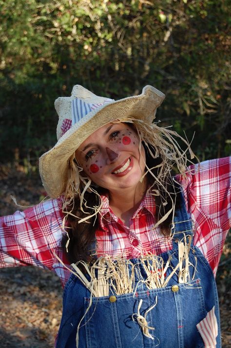 scarecrow costumes | Heritage Schoolhouse: Homespun Scarecrow Costume Scarecrow Costume Women, Diy Scarecrow Costume, Halloween Costumes You Can Make, Halloween Costumes Scarecrow, Make A Scarecrow, Easy Halloween Makeup, Scarecrow Hat, Crow Costume, Scarecrow Costume