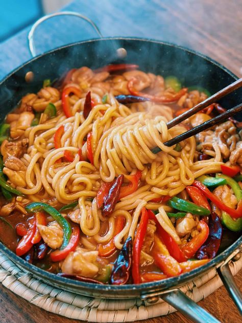 Spicy Chicken Noodles, Chili Oil Recipe, Asian Sauces, Tiffy Cooks, Korean Side Dishes, Chicken Noodles, One Pot Dinners, Easy Asian Recipes, Asian Noodles