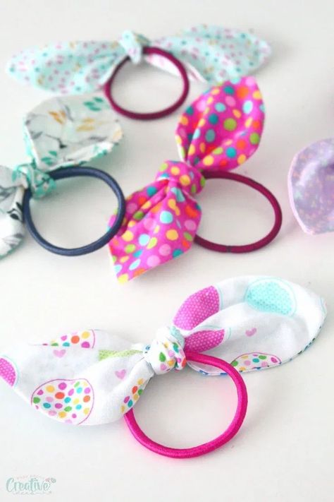 These adorable knotted hair ties are great for pigtails, ponytails or buns and are a cute accessory at any time. This is a great project for beginners or kids, as it only needs basic sewing skills. Barrette Holder, Homemade Headbands, Hair Accessories Ribbon, Hair Ties Diy, New Craft Ideas, Diy Headbands, Bow Scrunchie, Diy Hair Accessories Ribbon, Hair Bobbles