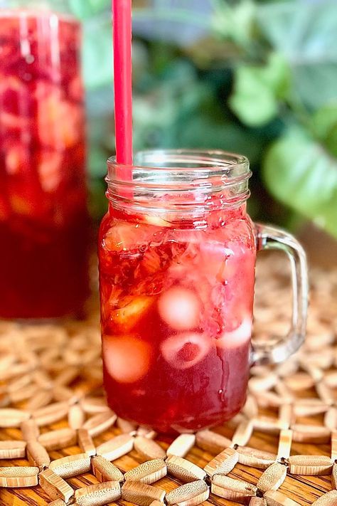 Strawberry Iced Tea Strawberry Iced Tea, Drinks Non Alcoholic, Foodie Girl, Sliced Strawberries, Tea Lemonade, Iced Tea Recipes, Strawberry Syrup, Fresh Strawberries, Fresh Strawberry