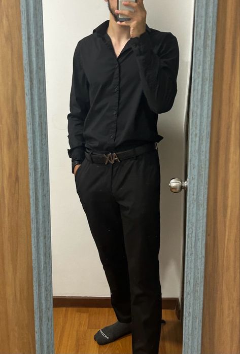 Mirror selfie of a man in aesthetic hot black outfit. Formal Outfit Men, All Black Aesthetic, Waiter Outfit, Cat Work, Jazz Bar, Chef Clothes, Formal Outfit, Black Aesthetic, Black Outfit